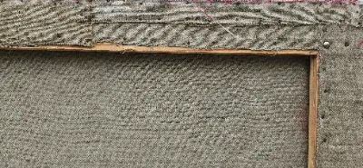 زور گویی که روی زمین نشسته